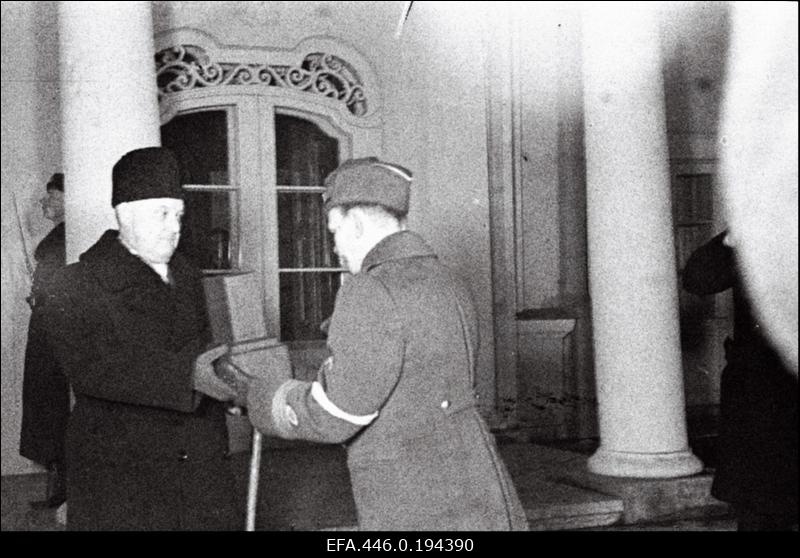 Sõjavägede ülemjuhataja kindral Johan Laidoner annab Kaitseliidu 13.01.-14.01.1940 toimuva teatesuusatamisvõistluse Tallinn-Valkla-Tallinn stardi eel Kadrioru lossi ees piirivalve esindajale kapten Ed. Kukestele üle vabariigi presidendi rändauhinna.