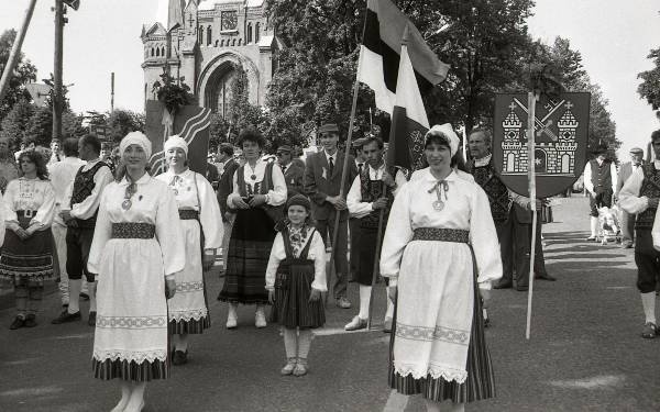 Fotonegatiiv. Tartu Laulupidu 1990. Rongkäik Tartu Peetri kiriku juures.