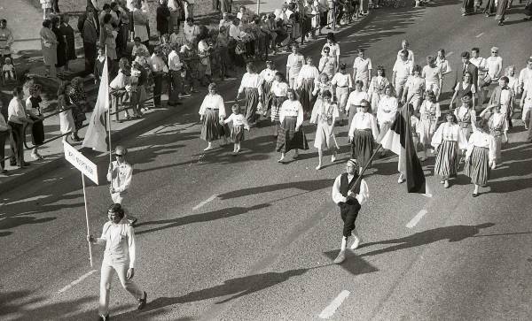Fotonegatiiv. 	
Fotonegatiiv. Tartu Laulupidu 1990. Rongkäik.  Tartu Noortekoor.