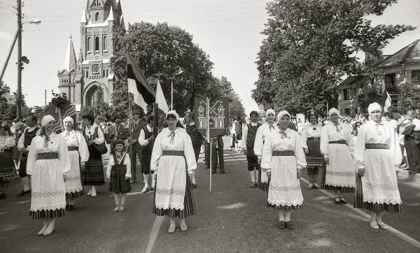 Fotonegatiiv. Tartu Laulupidu 1990. Rongkäik Tartu Peetri kiriku juures.