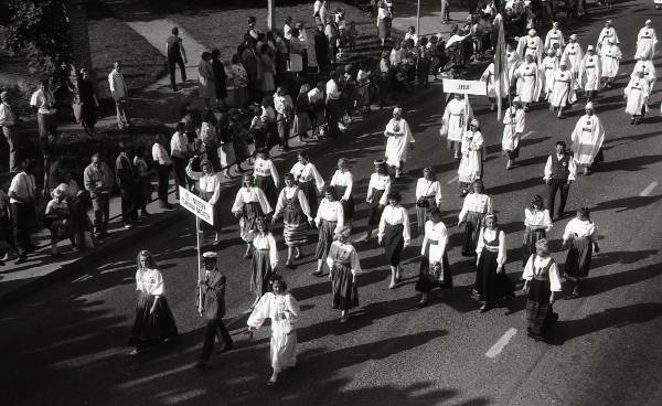 Fotonegatiiv. Tartu Laulupidu 1990. Tartu Õpetajate Seminari (?) naiskoor rongkäigus.