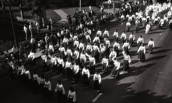 Fotonegatiiv. Tartu Laulupidu 1990. Tartu Ülikooli Akadeemiline Naiskoor rongkäigus.