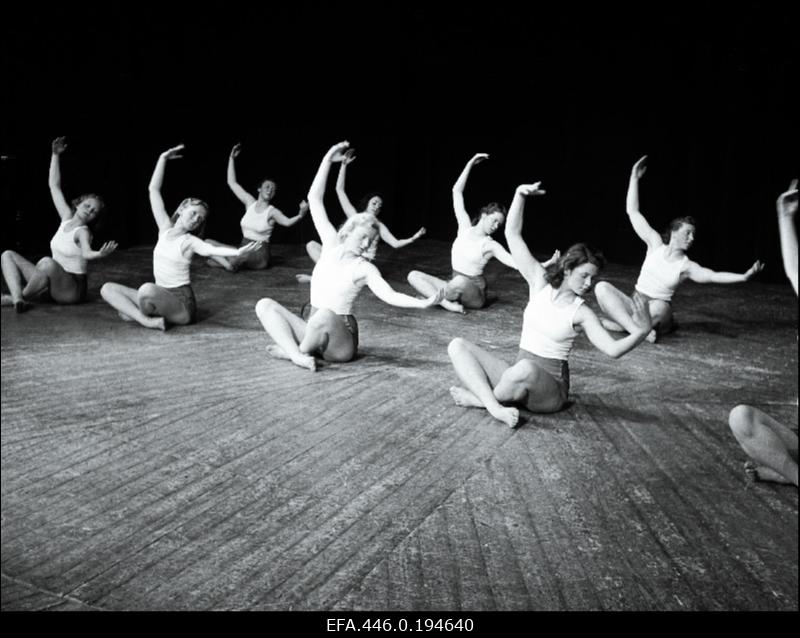 [Võimlemispedagoogi Ernst Idla] naisvõimlejate rühm harjutamas.