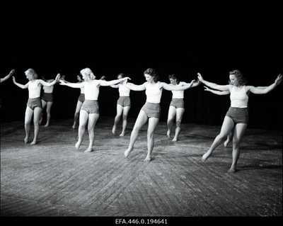 [Võimlemispedagoogi Ernst Idla] naisvõimlejate rühm harjutamas.  duplicate photo