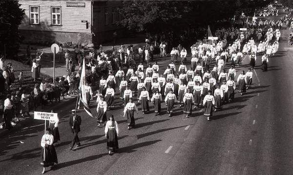 Fotonegatiiv. Tartu Laulupidu 1990. Tartu Ülikooli Akadeemiline Naiskoor rongkäigus.