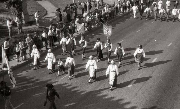 Fotonegatiiv. Tartu Laulupidu 1990. Rongkäigu "pea" - tartu linna vapp.
