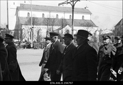 Sõjaväe ja kaitseliidu paraad Vabadusristi Vendade auks Vabadusväljakul.  similar photo