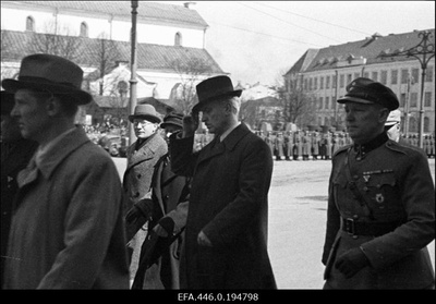 Sõjaväe ja kaitseliidu paraad Vabadusristi Vendade auks Vabadusväljakul.  similar photo