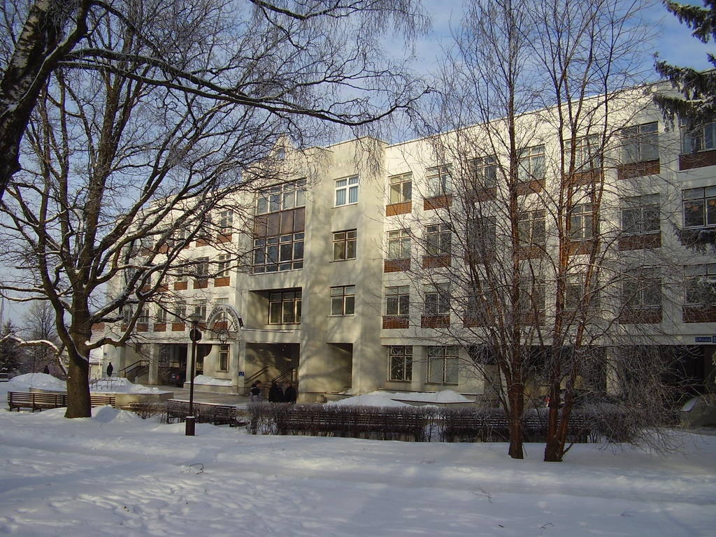 Tartu Maarjamõisa polikliinik (Puusepa 1a), külgvaade. 2006