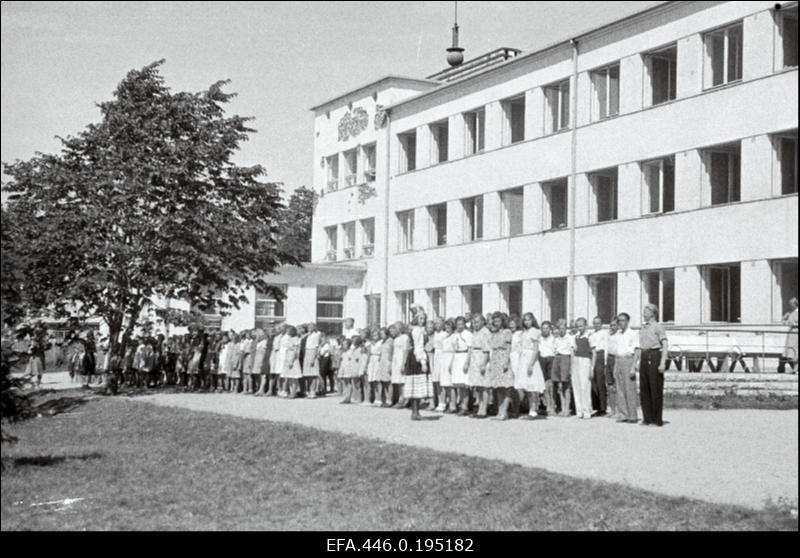 Noorte rivistus endise Eesti Punase Risti kindral J. Laidoneri nim sanatooriumi ees.