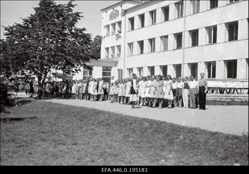 Noorte rivistus endise Eesti Punase Risti kindral J. Laidoneri nim sanatooriumi ees.