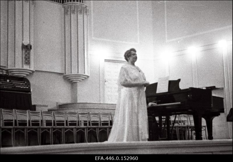 Eesti lauljatar ja laulupedagoog Aino Tamm oma 75. sünnipäevale pühendatud juubeliaktusel Estonia kontserdisaalis.