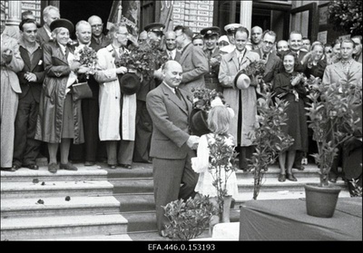 Moskvast saabunud Eesti Riigivolikogu delegatsiooni vastuvõtt Balti jaamas. Ulatatakse lilled J. Varesele.  similar photo