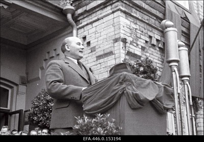 Moskvast saabunud Eesti Riigivolikogu delegatsiooni vastuvõtt Balti jaamas. Kõneleb J. Vares.  similar photo