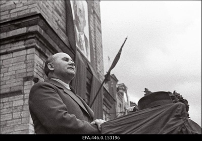 Moskvast saabunud Eesti Riigivolikogu delegatsiooni vastuvõtt Balti jaamas. Kõneleb J. Vares.  similar photo