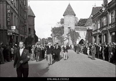 Riigivolikogu otsuste heakskiitmiseks korraldatud suurmiiting Tallinnas. Rongkäik suundub Viru tänava kaudu Pikale tänavale.  similar photo