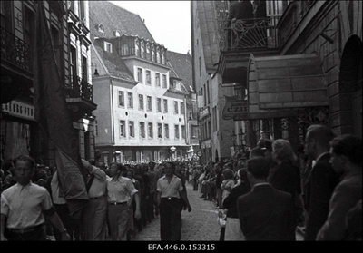 17. juulil 1940.a. korraldatud suurmiiting Riigivolikogu valimistel (14.- 15. juulil) saavutatud võidu puhul. Rongkäik möödub Nõukogude Liidu saatkonnast Pikal tänaval.  similar photo