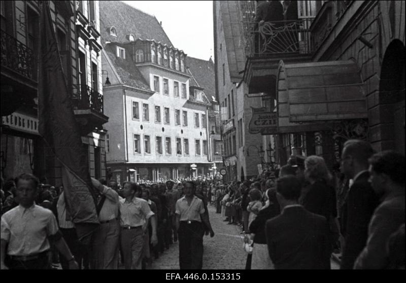 17. juulil 1940.a. korraldatud suurmiiting Riigivolikogu valimistel (14.- 15. juulil) saavutatud võidu puhul. Rongkäik möödub Nõukogude Liidu saatkonnast Pikal tänaval.