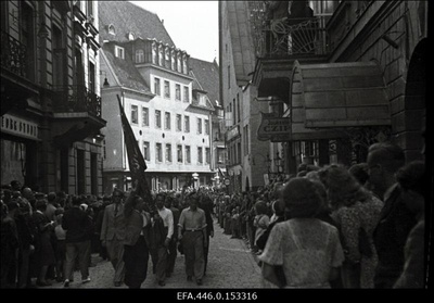 17. juulil 1940.a. korraldatud suurmiiting Riigivolikogu valimistel (14.- 15. juulil) saavutatud võidu puhul. Rongkäik möödub Nõukogude Liidu saatkonnast Pikal tänaval.  similar photo