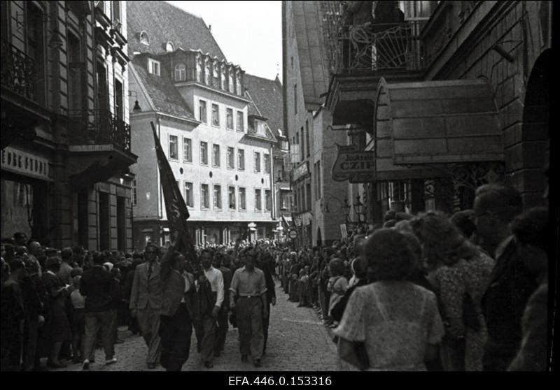 17. juulil 1940.a. korraldatud suurmiiting Riigivolikogu valimistel (14.- 15. juulil) saavutatud võidu puhul. Rongkäik möödub Nõukogude Liidu saatkonnast Pikal tänaval.