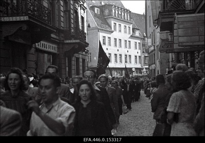 17. juulil 1940.a. korraldatud suurmiiting Riigivolikogu valimistel (14.- 15. juulil) saavutatud võidu puhul. Rongkäik möödub Nõukogude Liidu saatkonnast Pikal tänaval.  similar photo