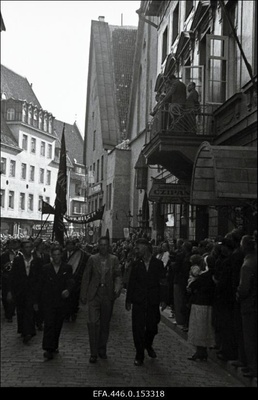 17. juulil 1940.a. korraldatud suurmiiting Riigivolikogu valimistel (14.- 15. juulil) saavutatud võidu puhul. Rongkäik möödub Nõukogude Liidu saatkonnast Pikal tänaval.  similar photo
