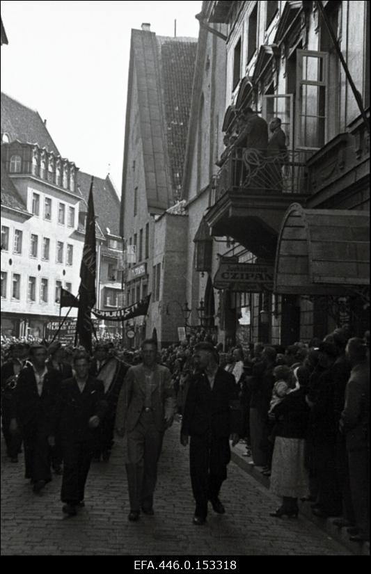 17. juulil 1940.a. korraldatud suurmiiting Riigivolikogu valimistel (14.- 15. juulil) saavutatud võidu puhul. Rongkäik möödub Nõukogude Liidu saatkonnast Pikal tänaval.