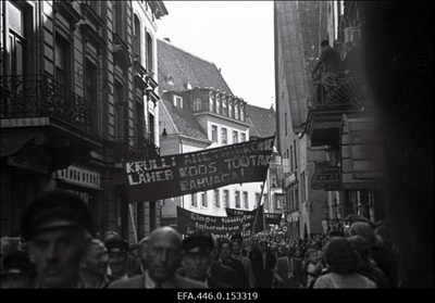 17. juulil 1940.a. korraldatud suurmiiting Riigivolikogu valimistel (14.- 15. juulil) saavutatud võidu puhul. Rongkäik möödub Nõukogude Liidu saatkonnast Pikal tänaval.  similar photo