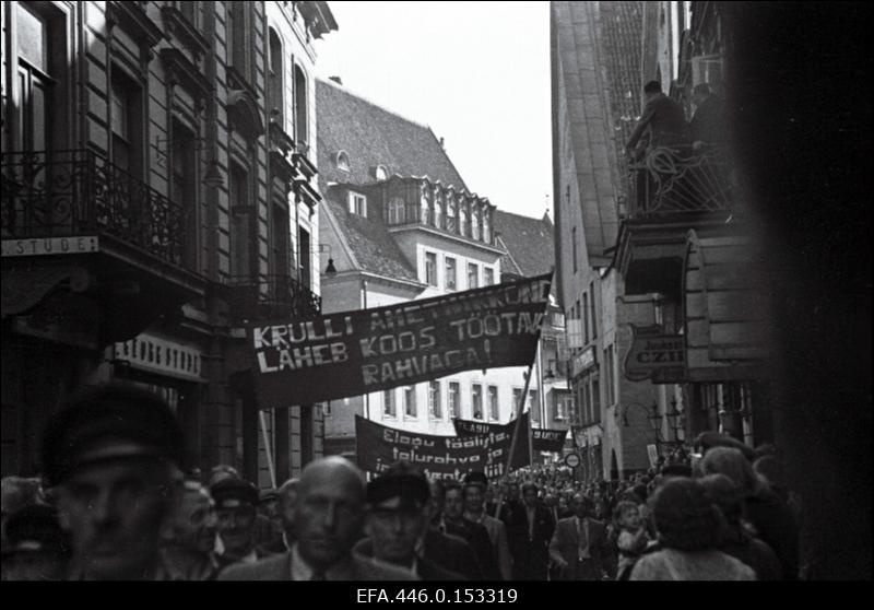 17. juulil 1940.a. korraldatud suurmiiting Riigivolikogu valimistel (14.- 15. juulil) saavutatud võidu puhul. Rongkäik möödub Nõukogude Liidu saatkonnast Pikal tänaval.