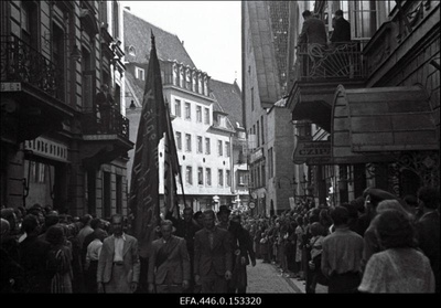 17. juulil 1940.a. korraldatud suurmiiting Riigivolikogu valimistel (14.- 15. juulil) saavutatud võidu puhul. Rongkäik möödub Nõukogude Liidu saatkonnast Pikal tänaval.  similar photo