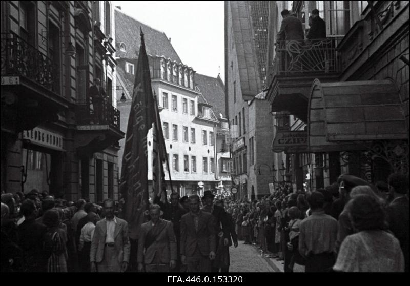 17. juulil 1940.a. korraldatud suurmiiting Riigivolikogu valimistel (14.- 15. juulil) saavutatud võidu puhul. Rongkäik möödub Nõukogude Liidu saatkonnast Pikal tänaval.