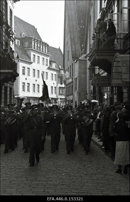 17. juulil 1940.a. korraldatud suurmiiting Riigivolikogu valimistel (14.- 15. juulil) saavutatud võidu puhul. Rongkäik möödub Nõukogude Liidu saatkonnast Pikal tänaval.  similar photo