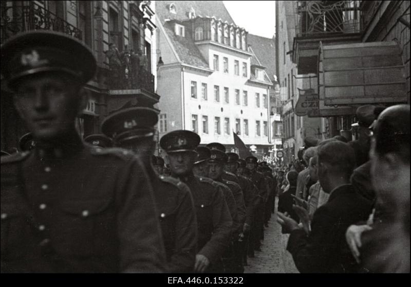 17. juulil 1940.a. korraldatud suurmiiting Riigivolikogu valimistel (14.- 15. juulil) saavutatud võidu puhul. Rongkäik möödub Nõukogude Liidu saatkonnast Pikal tänaval.
