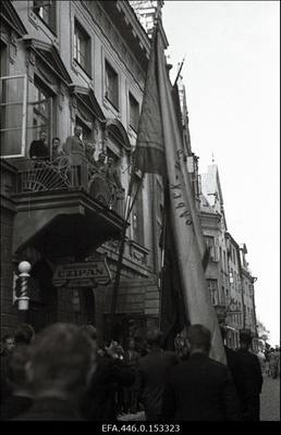 17. juulil 1940.a. korraldatud suurmiiting Riigivolikogu valimistel (14.- 15. juulil) saavutatud võidu puhul. Rongkäik möödub Nõukogude Liidu saatkonnast Pikal tänaval.  similar photo