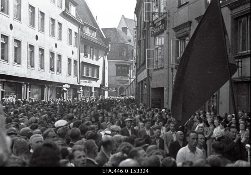 17. juulil 1940.a. korraldatud suurmiiting Riigivolikogu valimistel (14.- 15. juulil) saavutatud võidu puhul. Rongkäik möödub Nõukogude Liidu saatkonnast Pikal tänaval.