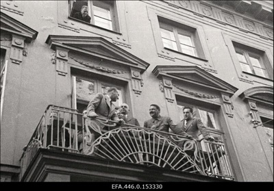 17. juulil 1940.a. korraldatud suurmiiting Riigivolikogu valimistel (14.- 15. juulil) saavutatud võidu puhul. A.Ždanov koos kaaskonnaga Nõukogude Liidu saatkonna rõdul meeleavaldajaid tervitamas.  similar photo