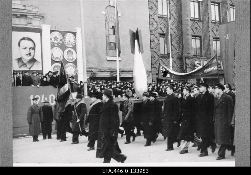 Töötajate rongkäik Suure Sotsialistliku Oktoobrirevolutsiooni XXIII aastapäeval.