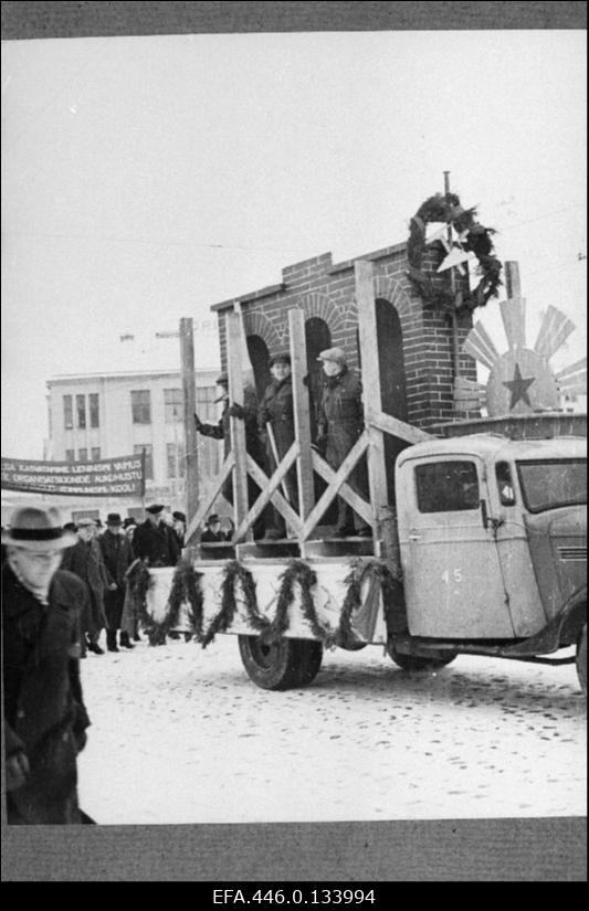 Töötajate rongkäik Suure Sotsialistliku Oktoobrirevolutsiooni XXIII aastapäeval.