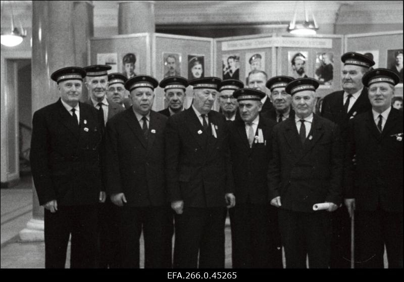 Sõjaajaloo konverentsist osavõtjad, Suure Sotsialistliku Oktoobrirevolutsiooni veteranid - Balti laevastiku meremehed: (vasakult) Jüri Lemberg, Eduard Vaarman, Vjatšeslav Aleksonov, Aleksander Hendrikson, Sergei Volkov, Nikolai Izmailov, August Kim, Anton Losman, Terenti Zubov, Karl Pritso, Fjodor Kuznetsov-Lomakin, Oskar Saar ja August Minne.