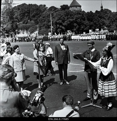 Tõrvik juubelilaulupeo tulega on jõudnud Võidu väljakule. Laulupiduliste läkituse loevad ette näitleja Ita Ever ja Mati Klooren.  similar photo