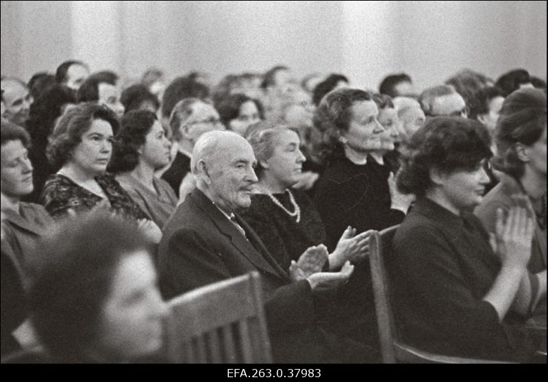 Akadeemik J.V. Veski TRÜ aulas RAM-i kontserti kuulamas.