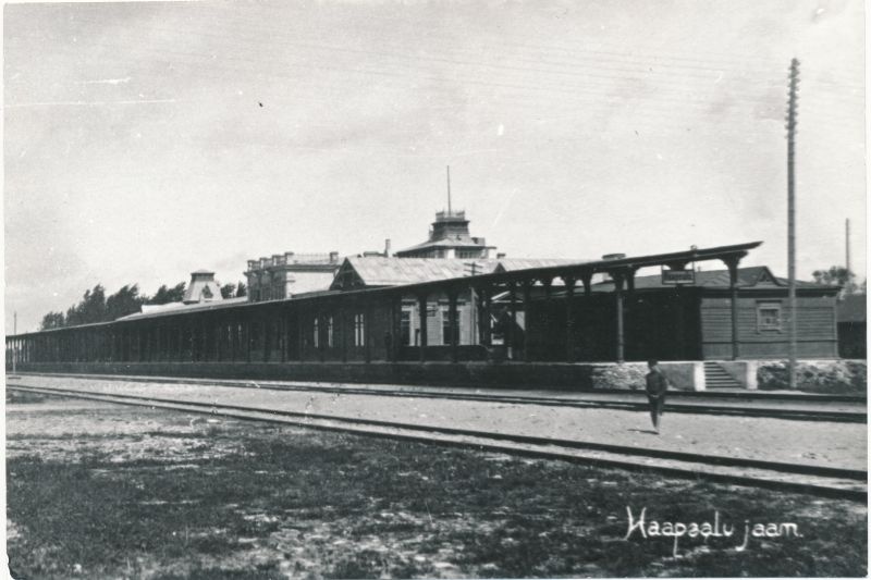 Fotokoopia. Vaade Haapsalu raudteejaamale perroonipoolselt küljelt. 1930-ndad aastad.