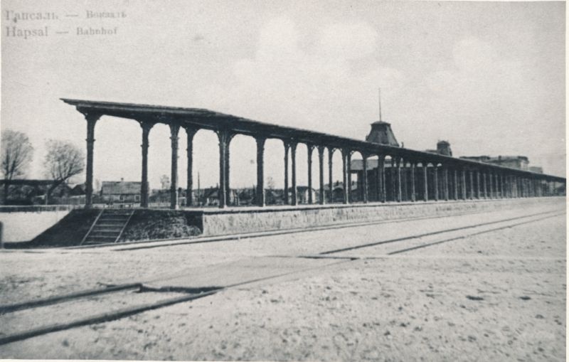 Foto. Vaade Haapsalu raudteejaama perroonile raudteeülesõidu kohalt. XIX-XX saj. vahetusel.