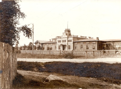 Foto. Haapsalu raudteejaam. Esiplaanil piirdeaed. u 1910.  duplicate photo