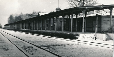 Foto. Haapsalu raudteejaama perroon, mille pikkuseks on 216 m. 1979.a.
Foto: Harles Pilter.  duplicate photo