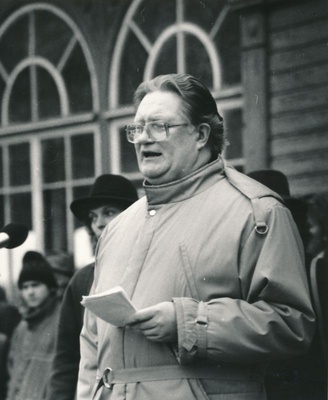 Foto. Küüditatute mälestuspäev Haapsalu raudteejaamas 25.märtsil 1989.a. Esineb Voldemar Pinn.
Foto: Mihhail Naumov.  similar photo