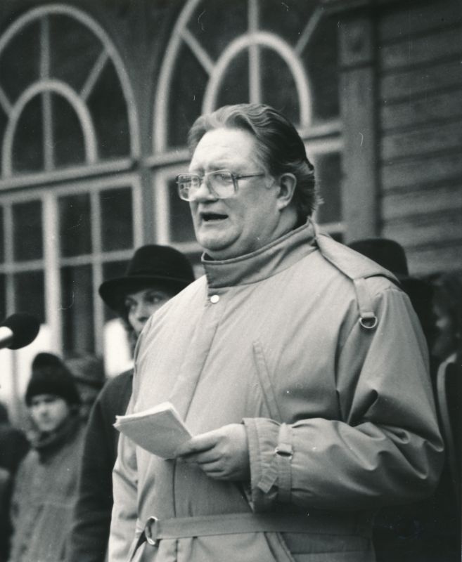 Foto. Küüditatute mälestuspäev Haapsalu raudteejaamas 25.märtsil 1989.a. Esineb Voldemar Pinn.
Foto: Mihhail Naumov.