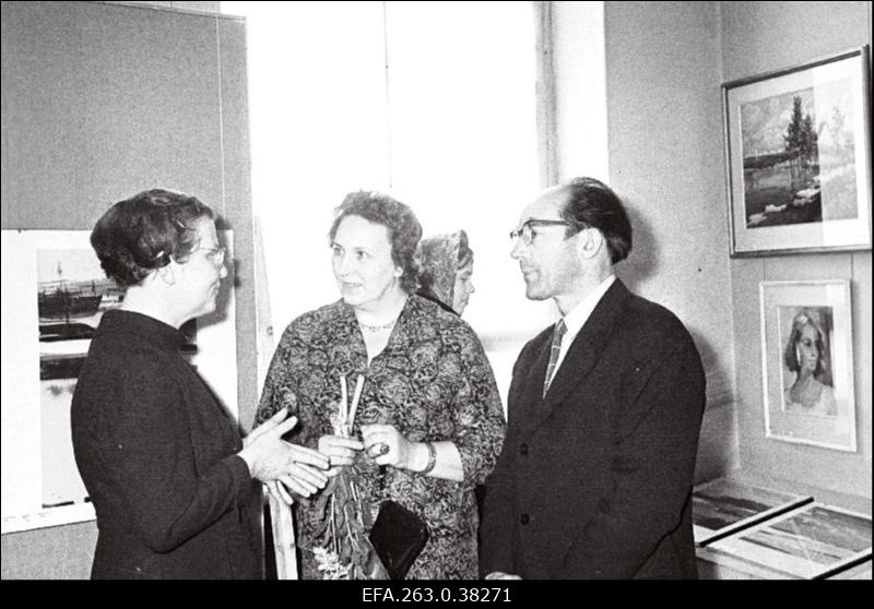 Läti NSV kunstnik E. Jurkelis (paremal) koos abikaasaga Tartu Kunstimuuseumi direktori asetäitja N. Raidiga vestlemas.