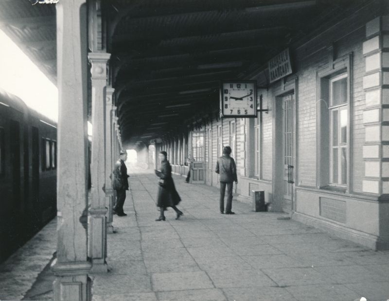 Foto. Haapsalu raudteejaama perroon.
Foto: E. Pallo, 1981.a.