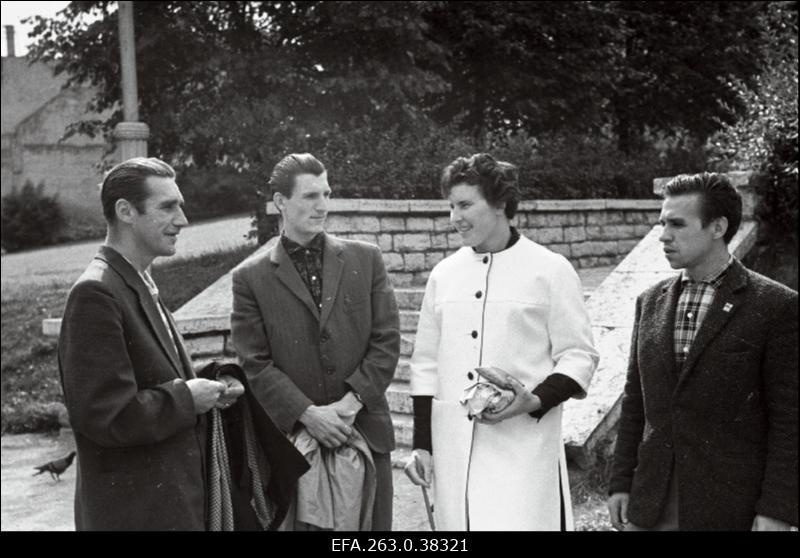 Tartu Riikliku Ülikooli õppejõud B. Matvei (vasakul) Leningradi kergejõustiku võistkonna liikmetele Tartu vaatamisväärtusi tutvustamas.